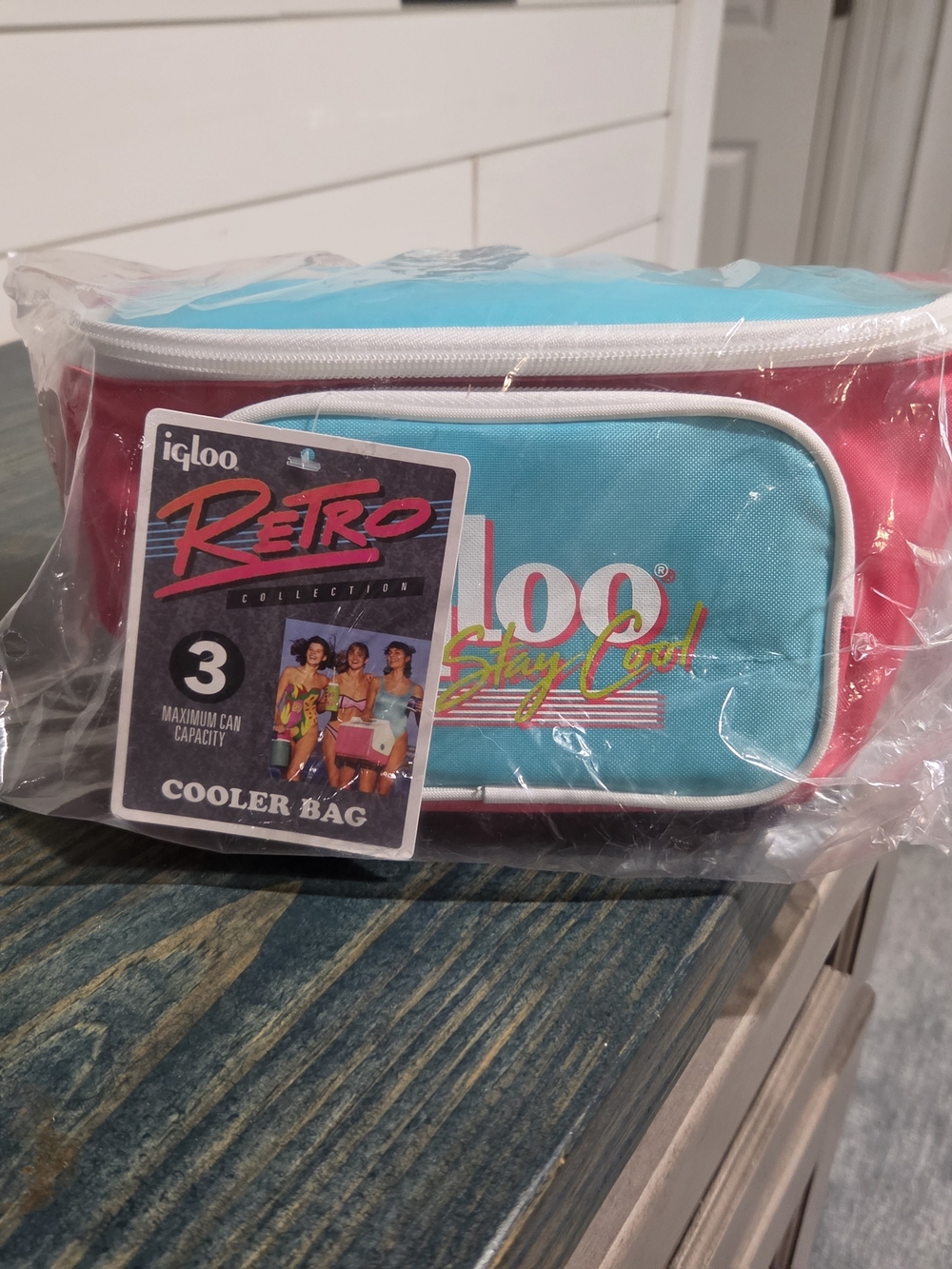 Igloo Retro Cooler Bag - Turquoise and Coral-Pink.